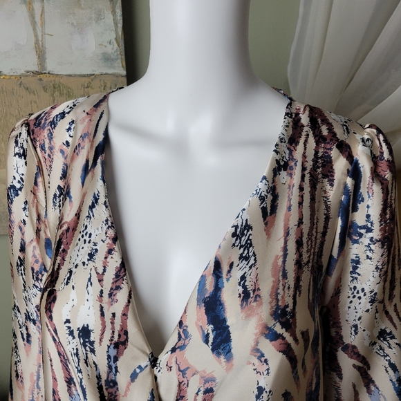 NWT Beautiful Faux Wrap Blouse - Picture 4 of 16